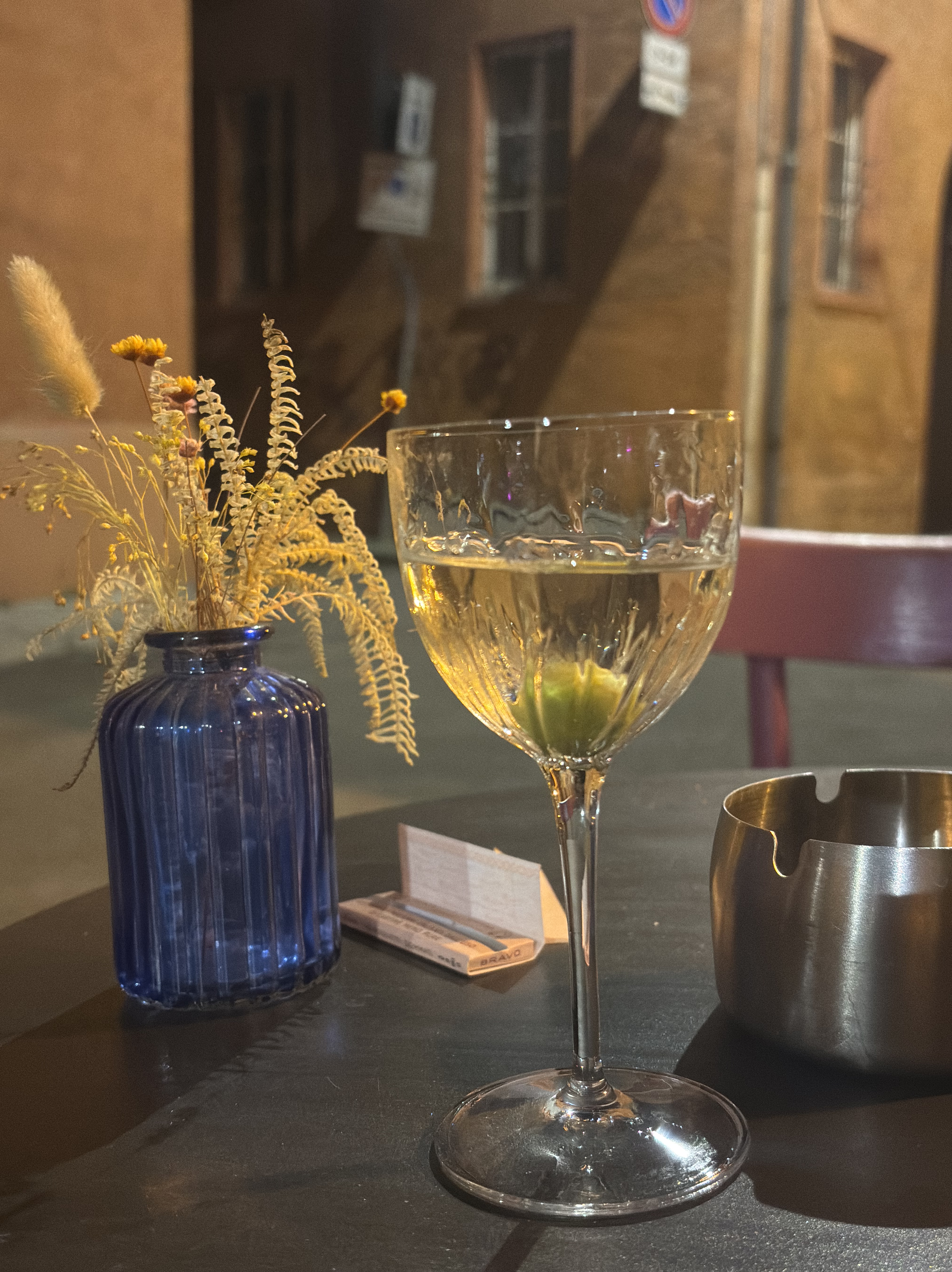 Evelyn e il suo Cocktail: un tocco di gusto, un mondo di storie.
